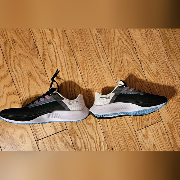 Womans NIKE air zoom Pegasus sneakers. Never worn. Womans US 9.5 white / black - Picture 2 of 3